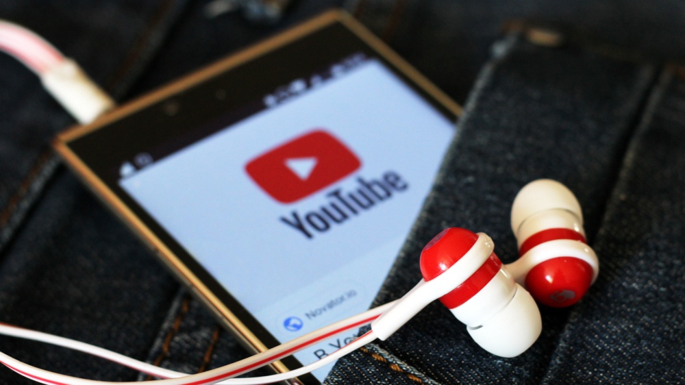 YouTube ovládá svět podcastů: Miliarda uživatelů se odvrací od Spotify a Applu