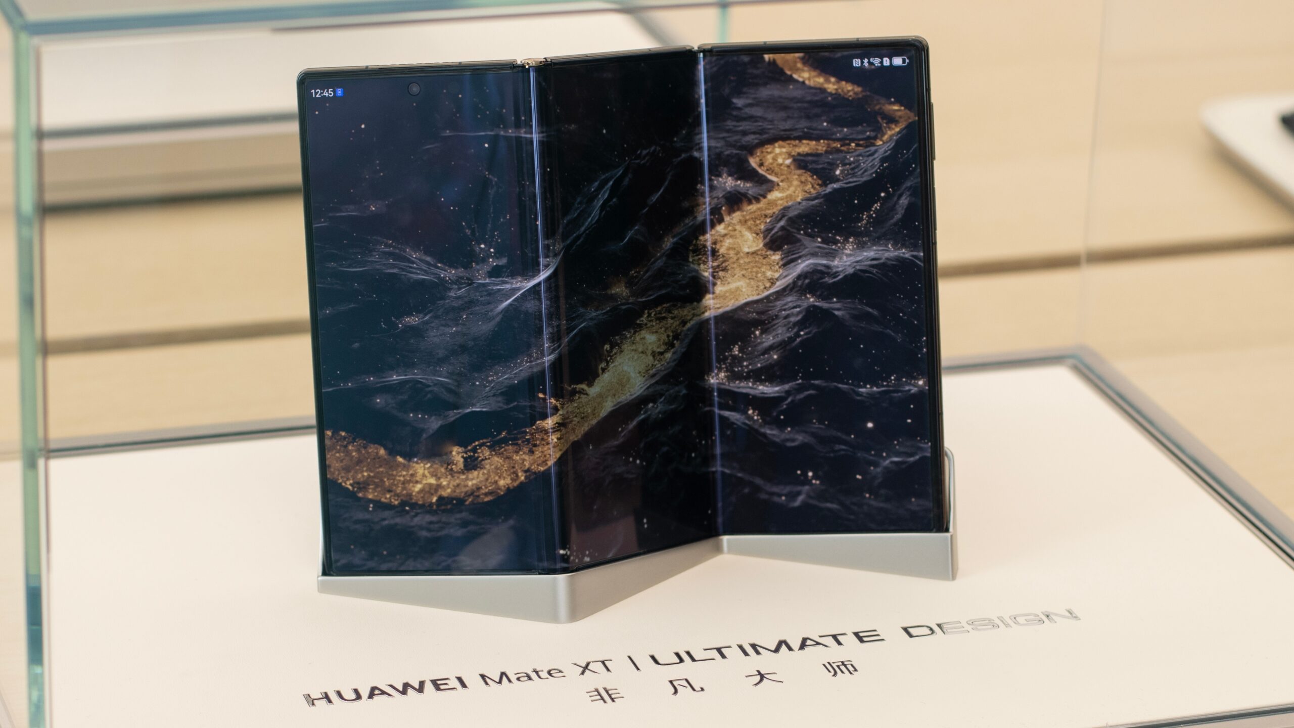 Huawei Mate XT nemá konkurenci, jeho přijetí na Západě je však kvůli absenci služeb Google obtížné