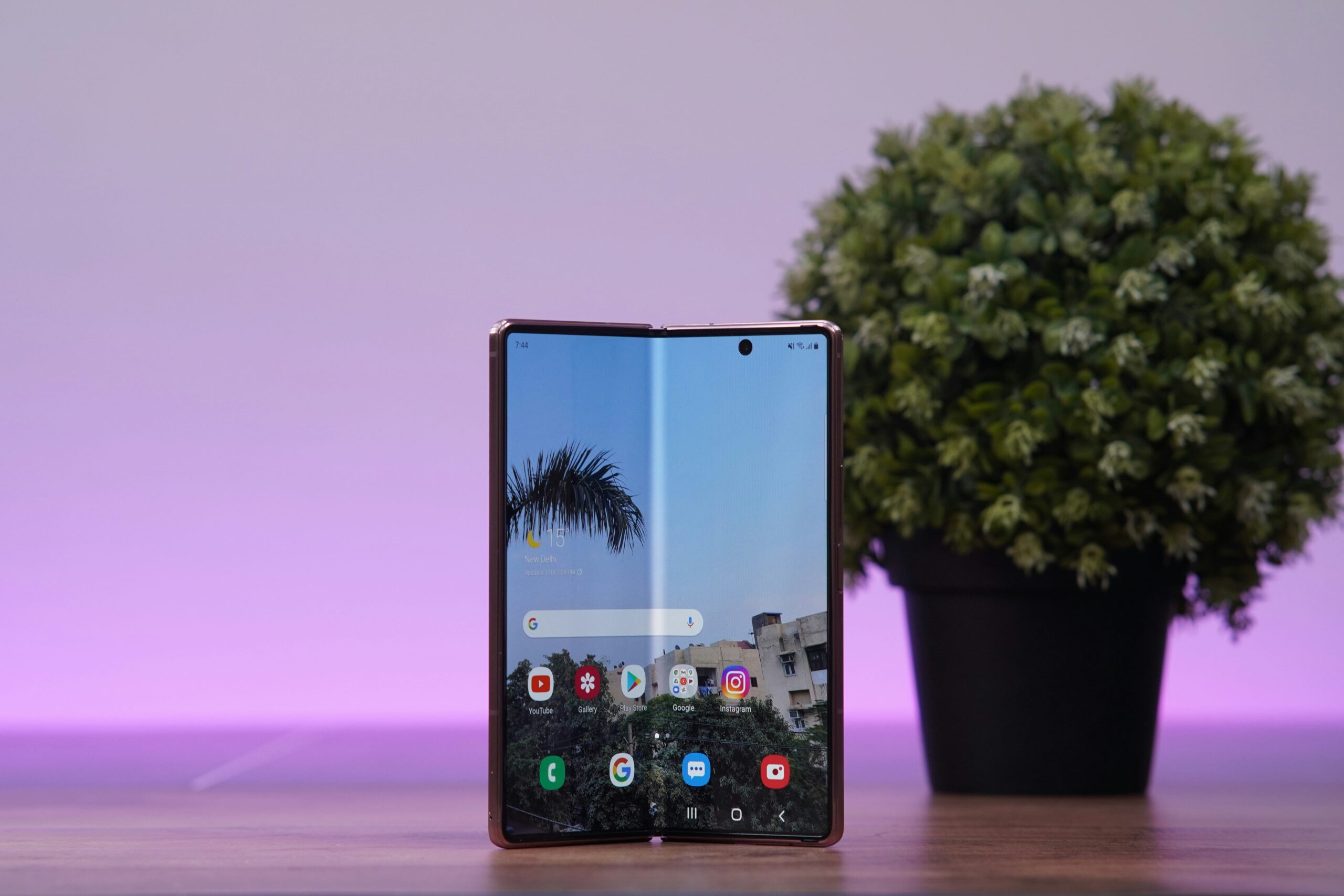 Trojitý skládací telefon od Samsungu míří i do Česka, naznačují úniky