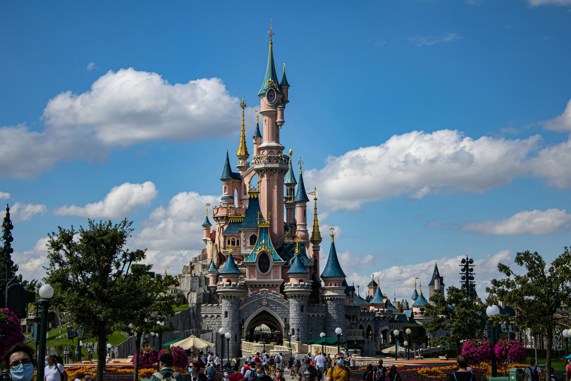 Návštěvníci Disneylandu v zábavních parcích tajně rozptylují popel zesnulých