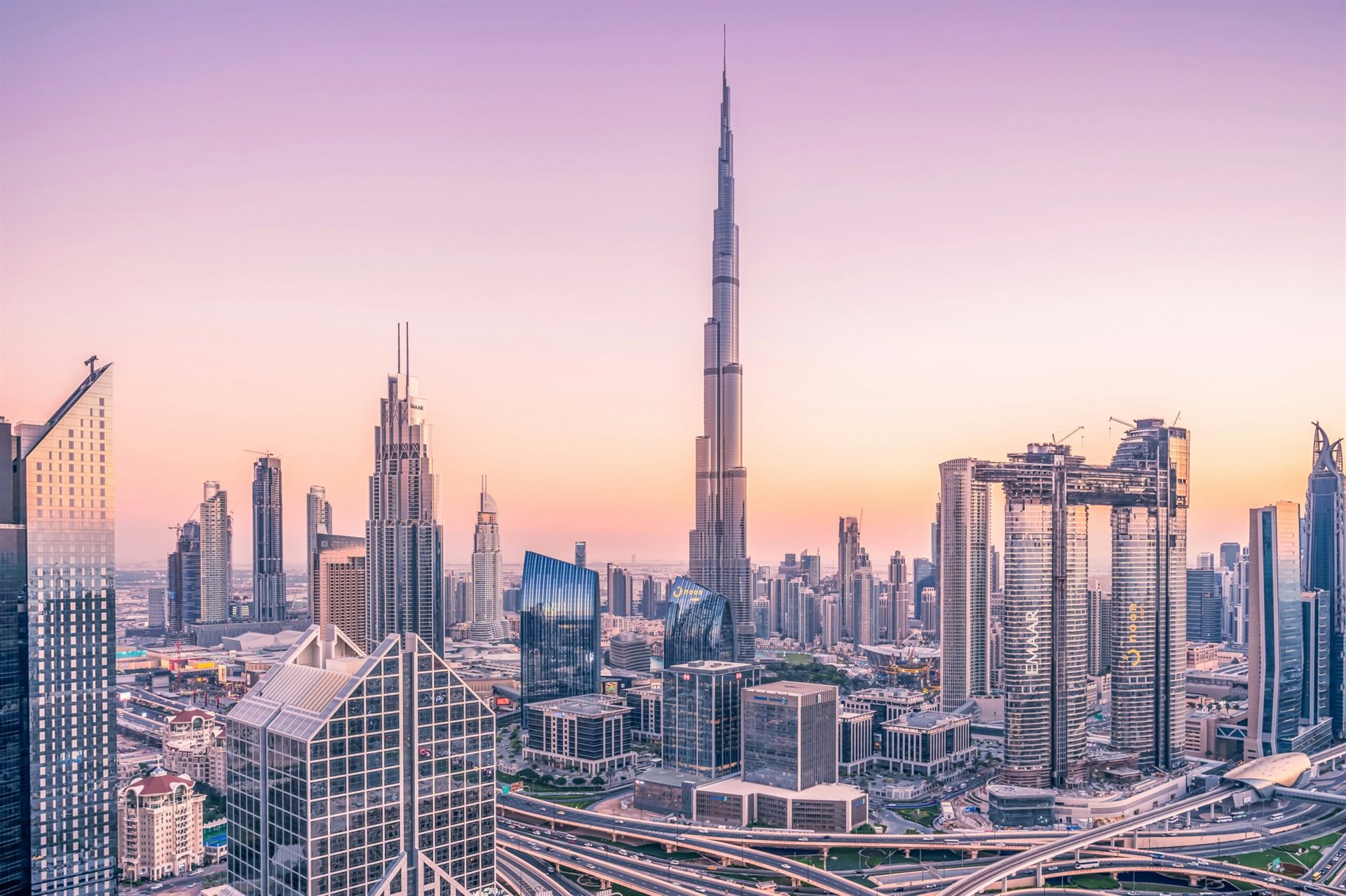 Dubaj staví obří vodopád uprostřed pouště