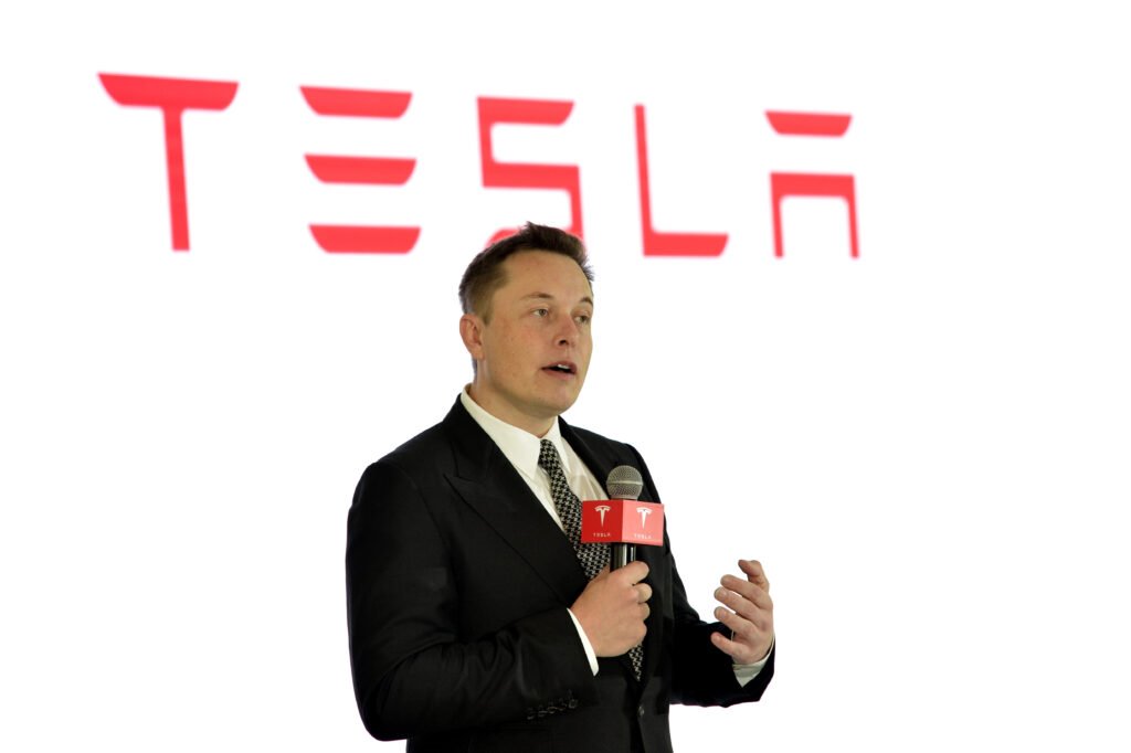Elon Musk vyhrožuje deportací svých zaměstnanců, pokud se nepodřídí