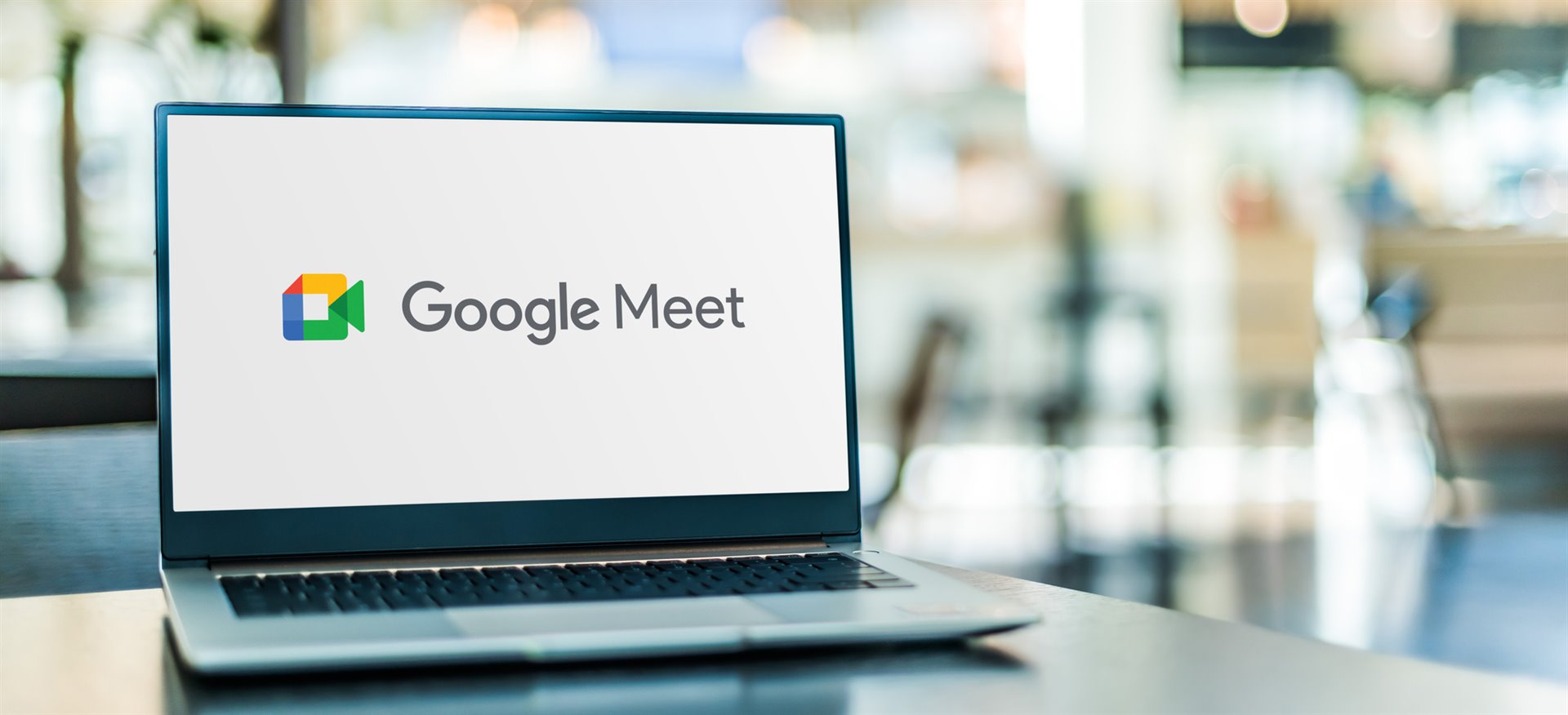 Google Meet nyní umožňuje vytvářet vlastní pozadí pomocí umělé inteligence