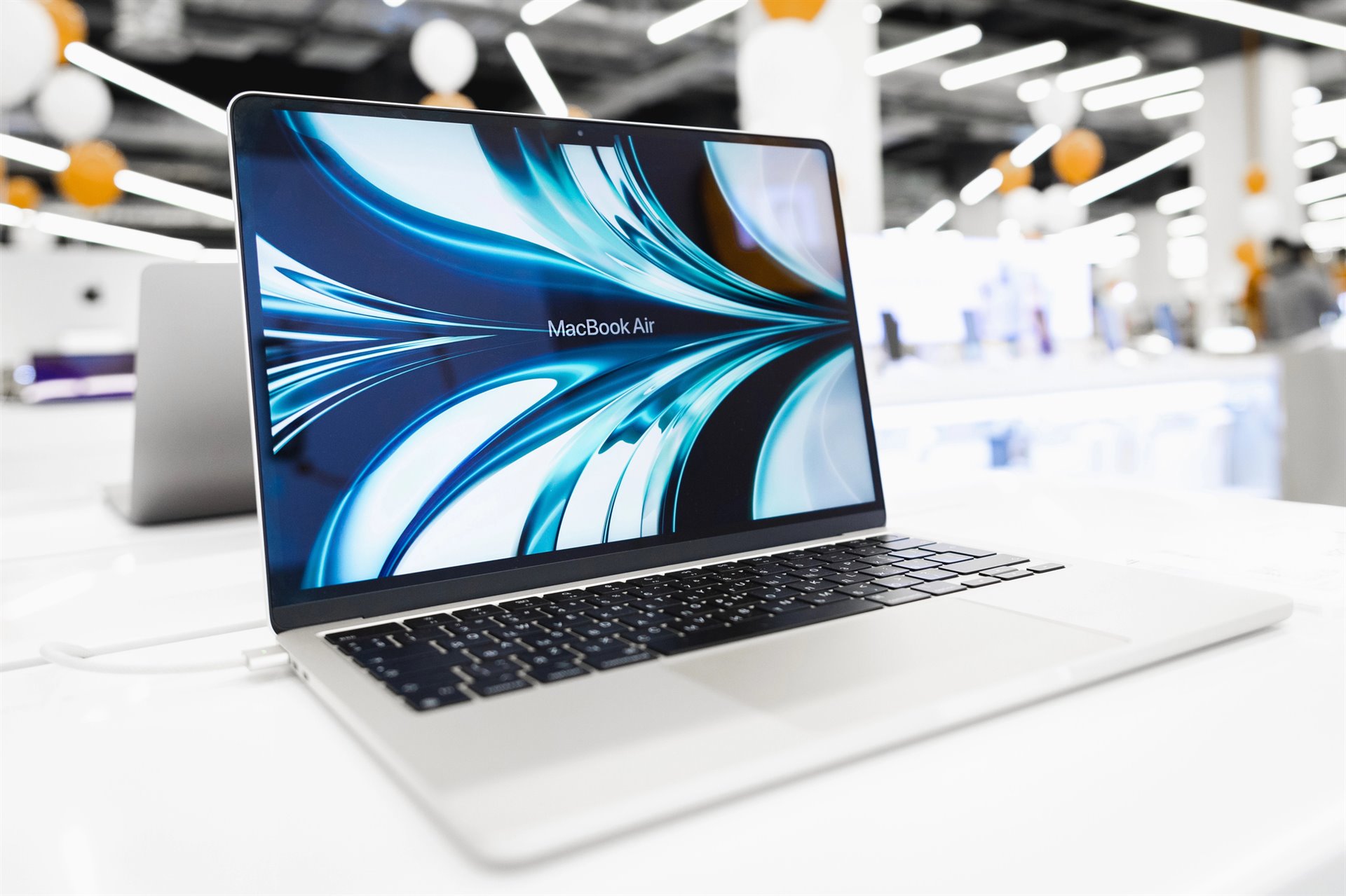 MacBook Air M4 se představil v nových srovnávacích testech. Snaží se obhájit svoji cenu