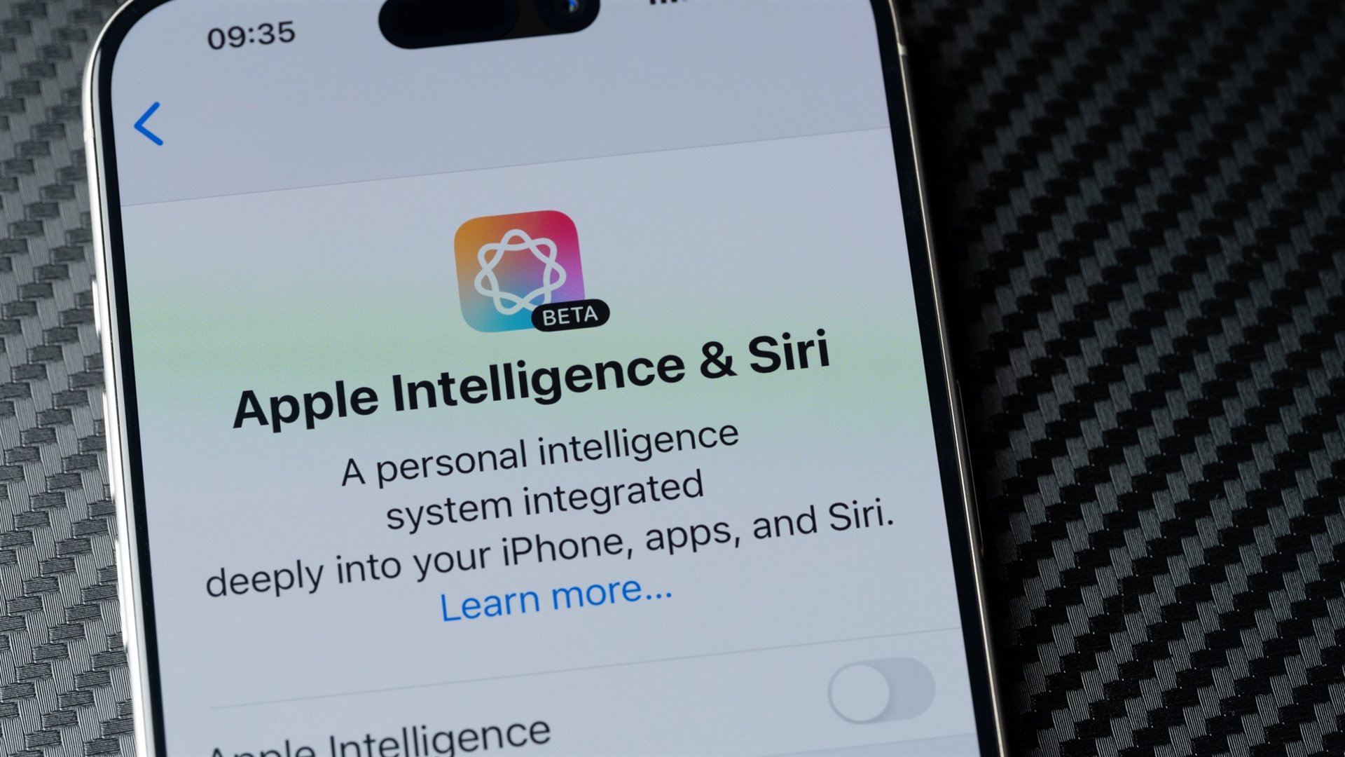 Apple stáhl reklamu na Siri s Bellou Ramsey. Víme, co se pokazilo