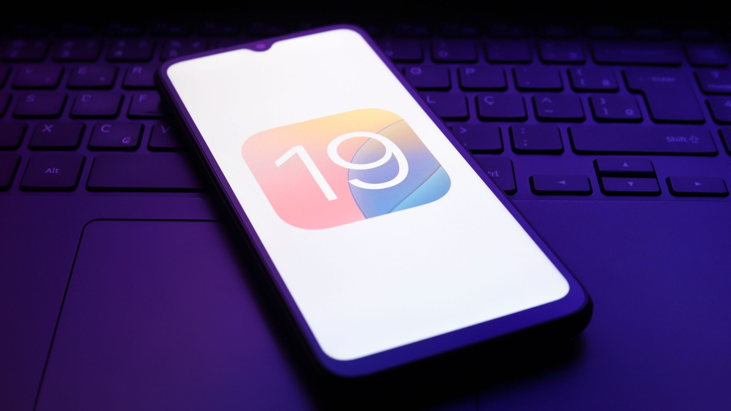 Historie se opakuje: První náznaky iOS 19 odhalují design, který rozděluje komunitu Apple