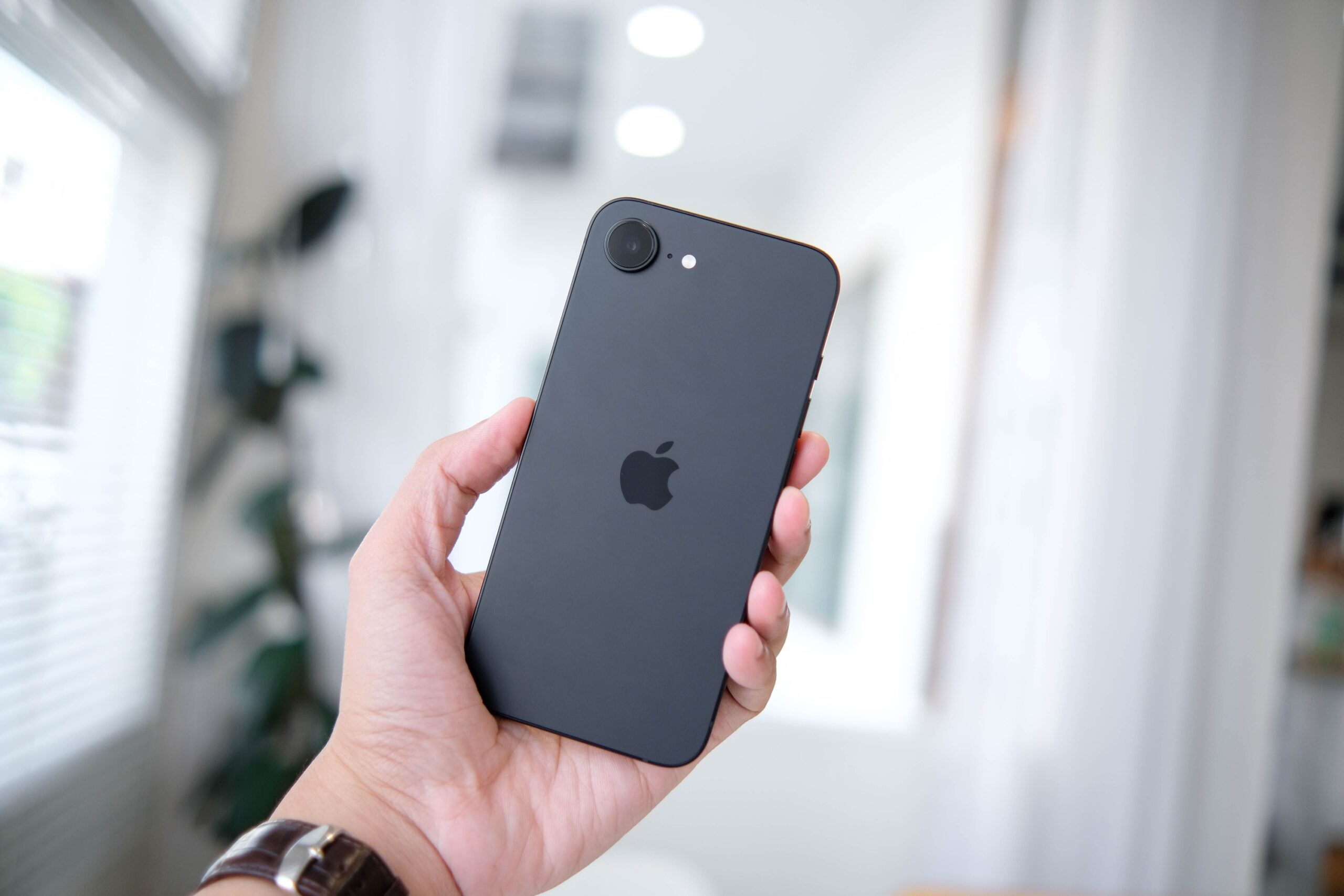 Prodeje iPhonu 16e v Číně ukazují krutou pravdu: O malé telefony už není zájem