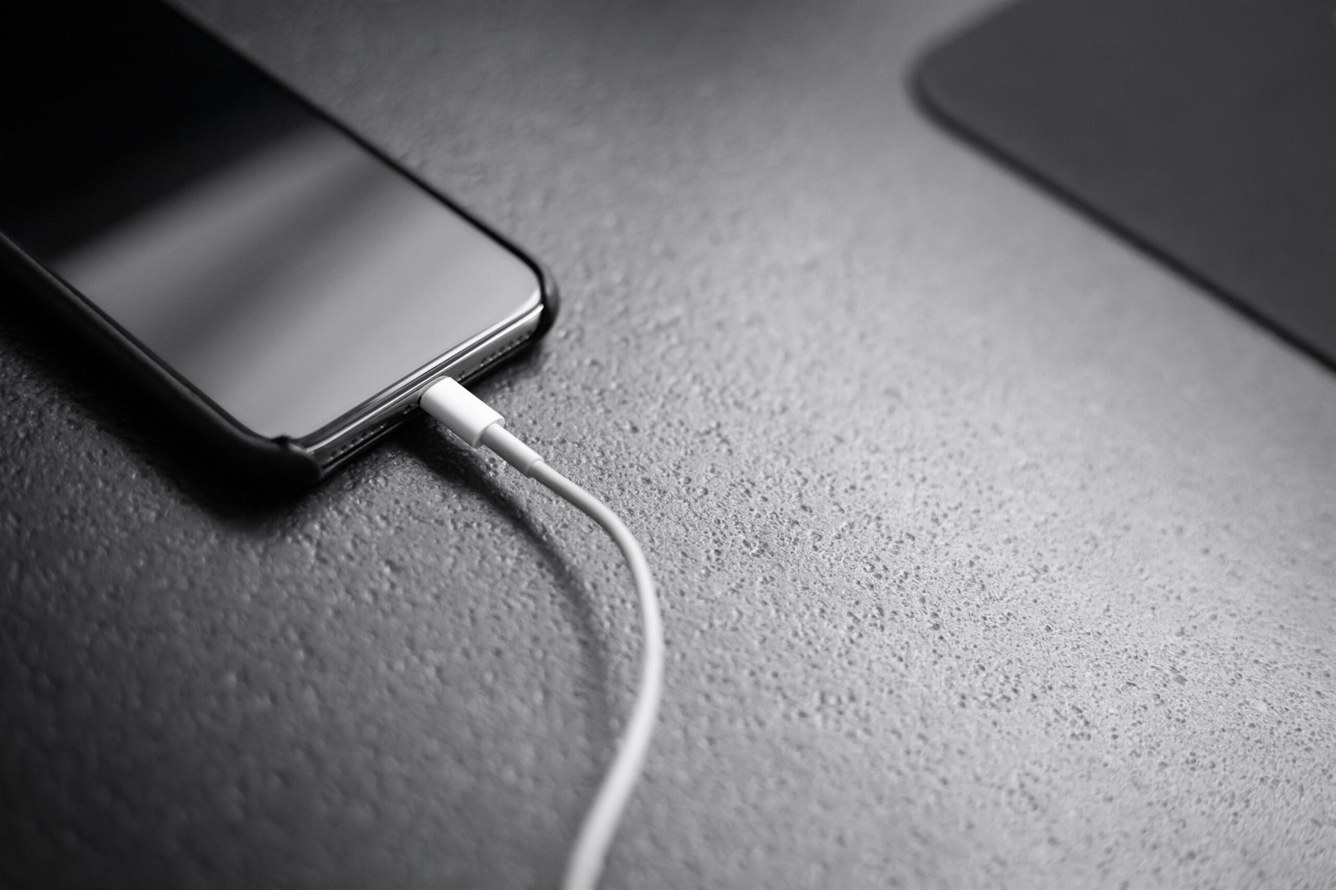 Díky tomuto triku se slámkou snadno vyčistíte svůj iPhone