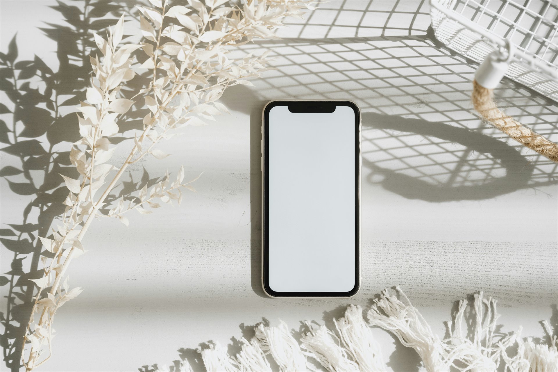 iPhone 17 Pro Max je o něco tlustší než jeho předchůdce, což naznačuje větší baterii