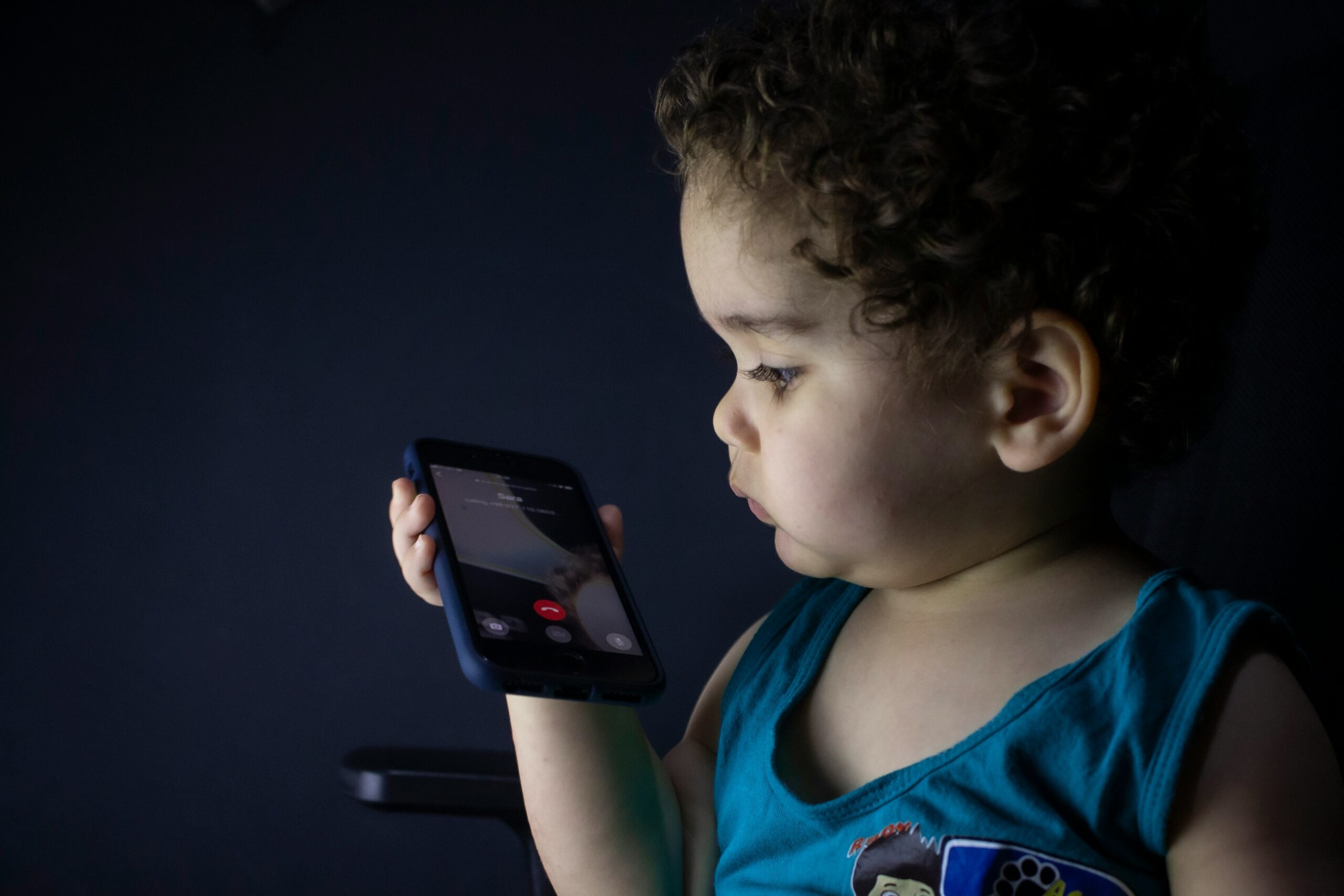 Dlouhé zírání na obrazovku zvyšuje riziko krátkozrakosti o 21 %. Toto nastavení iPhonu vás může ochránit