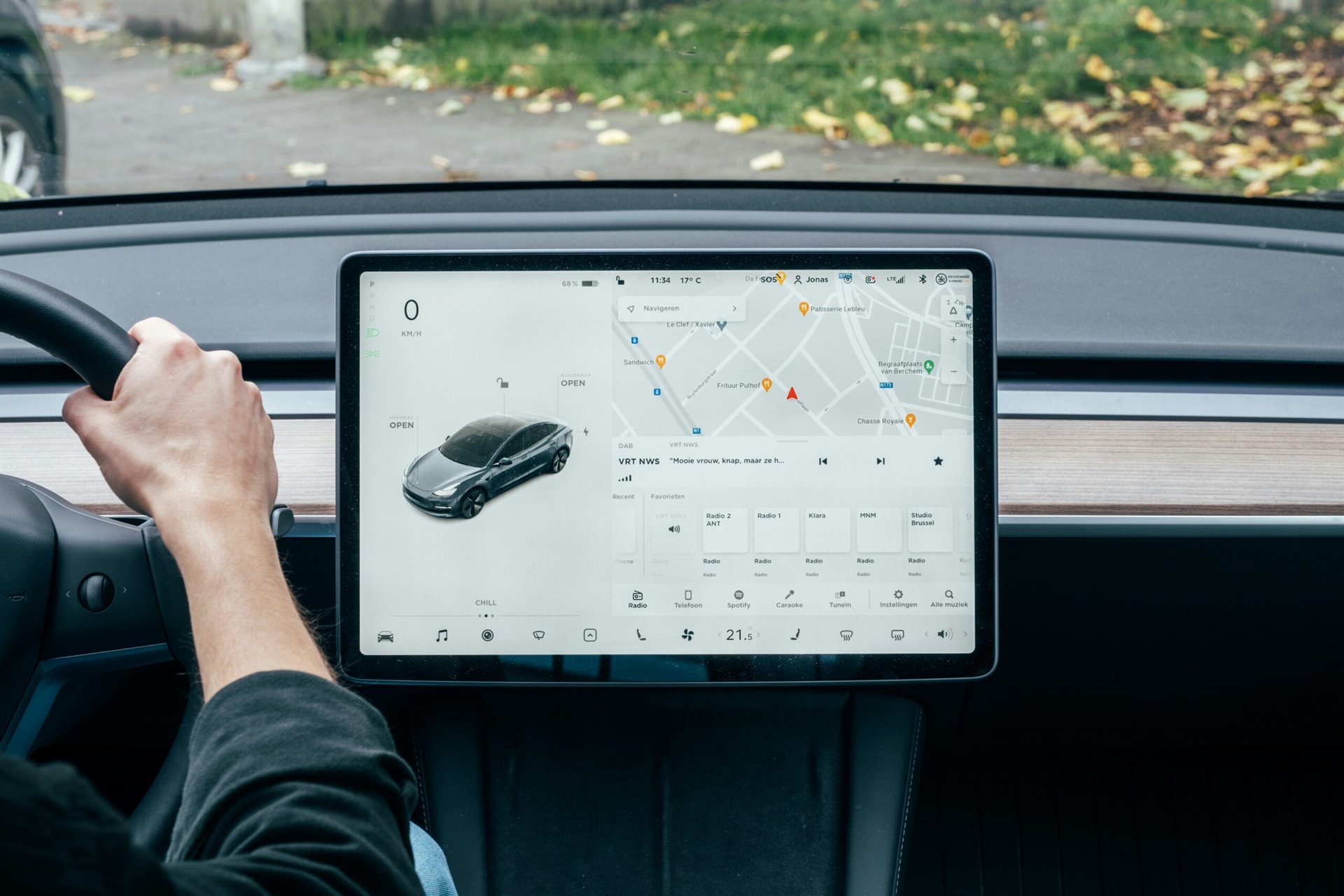 Tesla narazila do zdi s namalovanou silnicí. Autonomní řízení nedokáže rozlišit mezi realitou a uměním