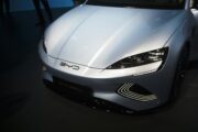 Čínská automobilka BYD chce porazit Teslu v Evropě tímto superautem