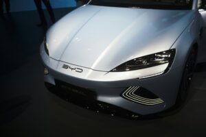 Čínská automobilka BYD chce porazit Teslu v Evropě tímto superautem