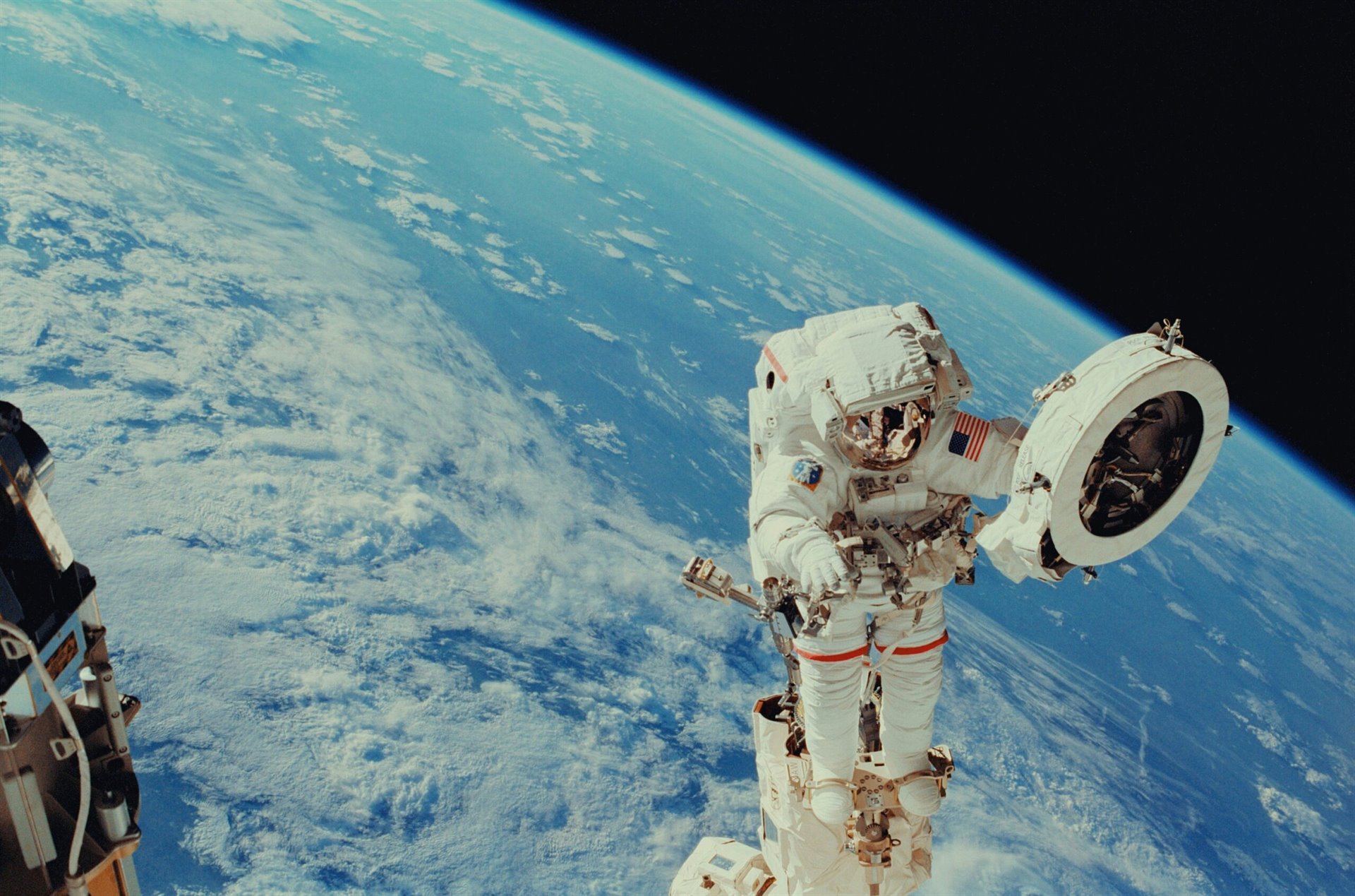 Kosmonaut zapomněl před odletem zaplatit daně. Zjistil to až ve vesmíru