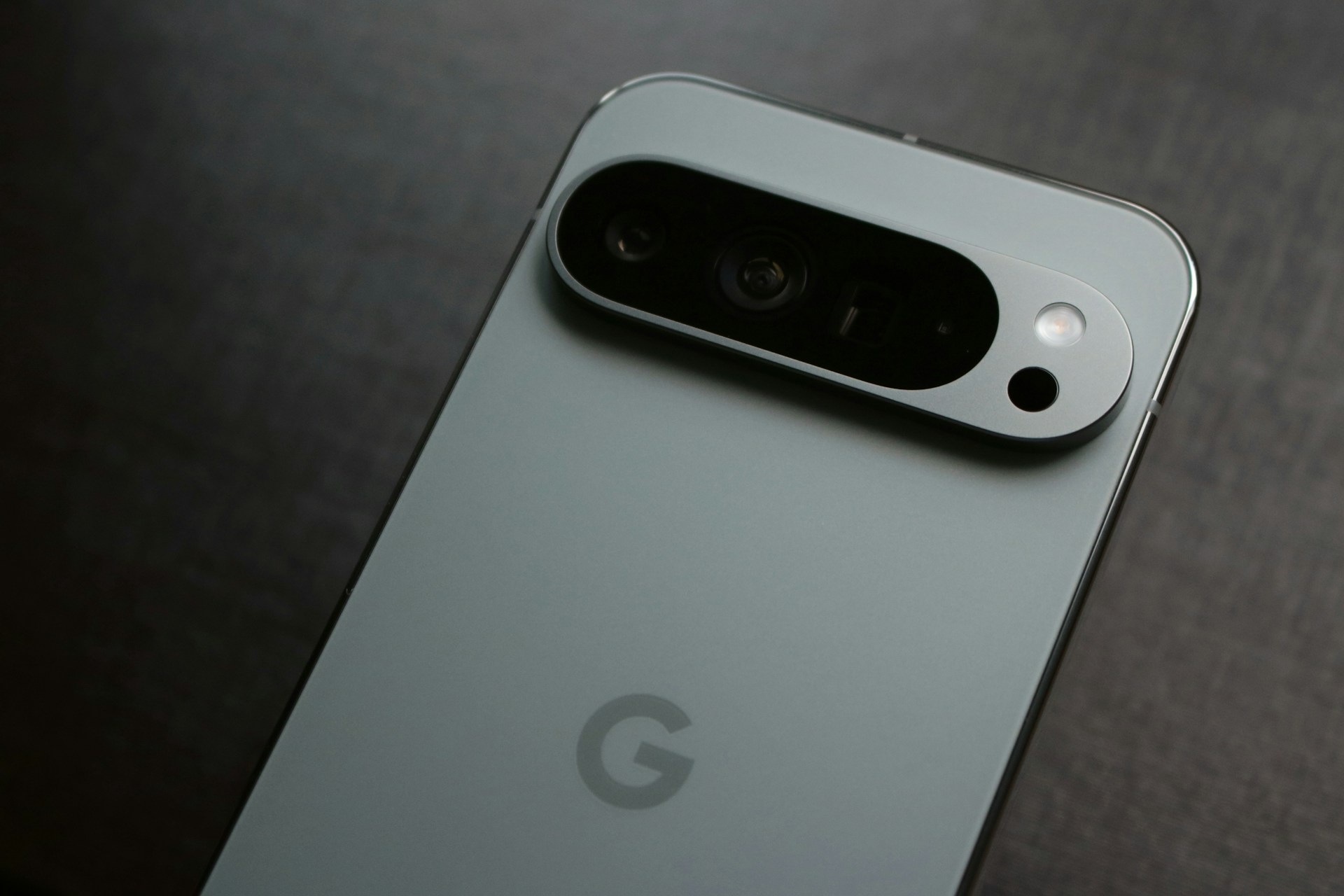 Google přináší oběti: Operační paměť Pixelu 9a nestačí na plnohodnotné využití AI
