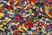 LEGO uvádí SMART Play: kostka, která mluví, svítí a cítí, co stavíte