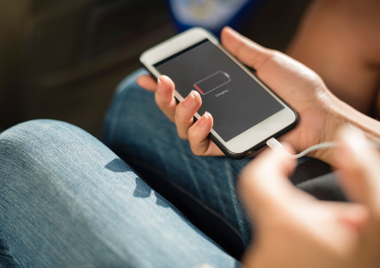 Tenké telefony jako nový trend? Honor jde opačným směrem a nabízí obří mobilní baterii