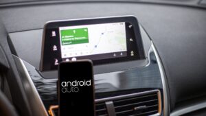 Android Auto 14.2 míří do vašich vozů. Přináší nové funkce i zajímavou podporu
