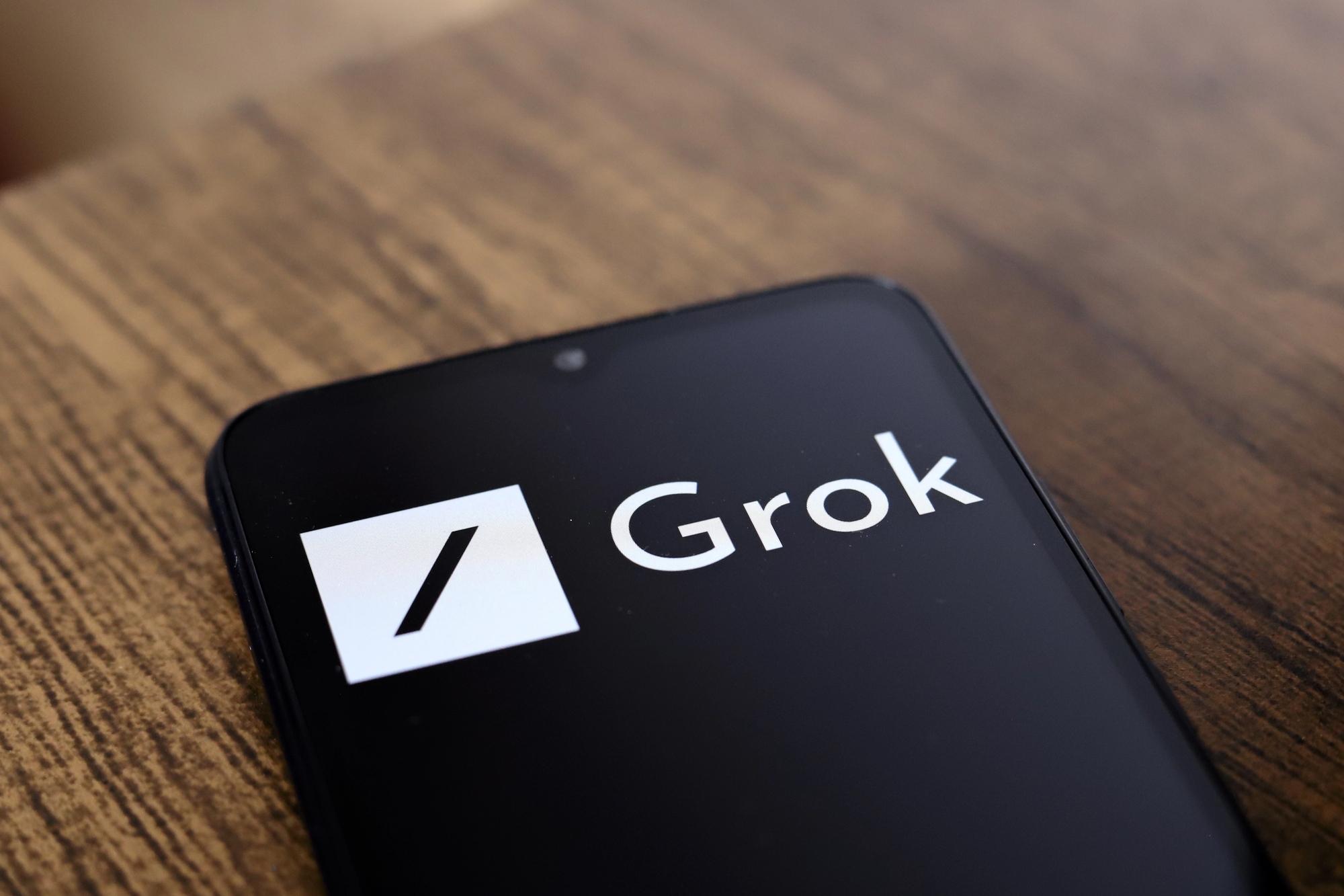 Grok se stává dostupnějším: Muskova AI míří na Android