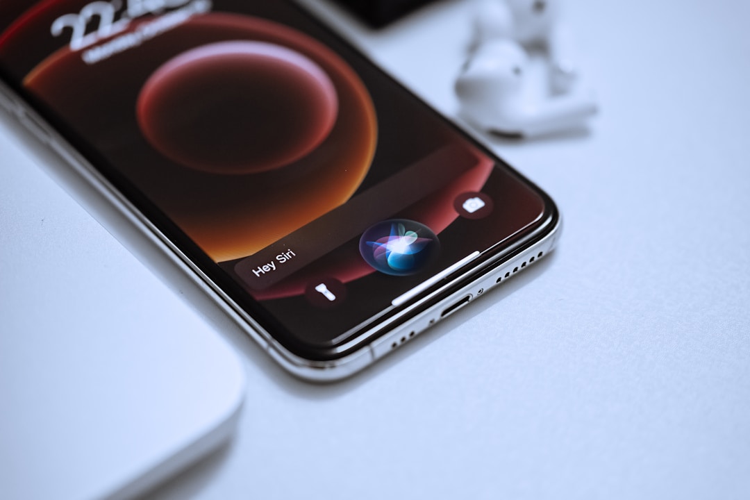 Společnost Apple čelí dalším hromadným žalobám v USA i Kanadě kvůli zpožděným funkcím Siri