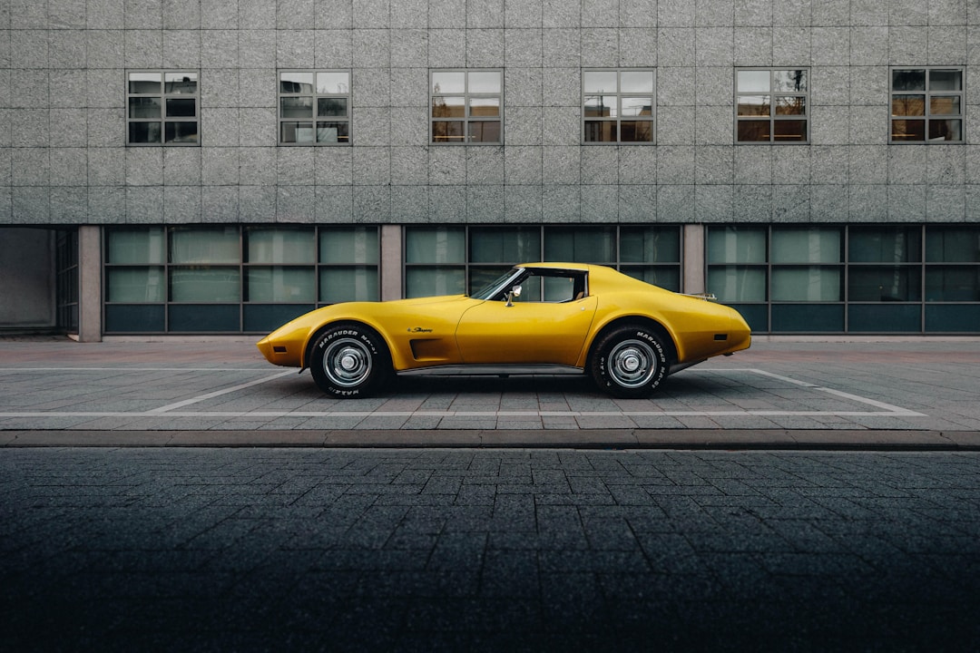 Muž našel uvnitř starého Chevroletu motorový klenot