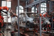 V Evropě se zvyšuje zbrojení a snižuje počet automobilů. Španělská továrna na součástky toho chce využít