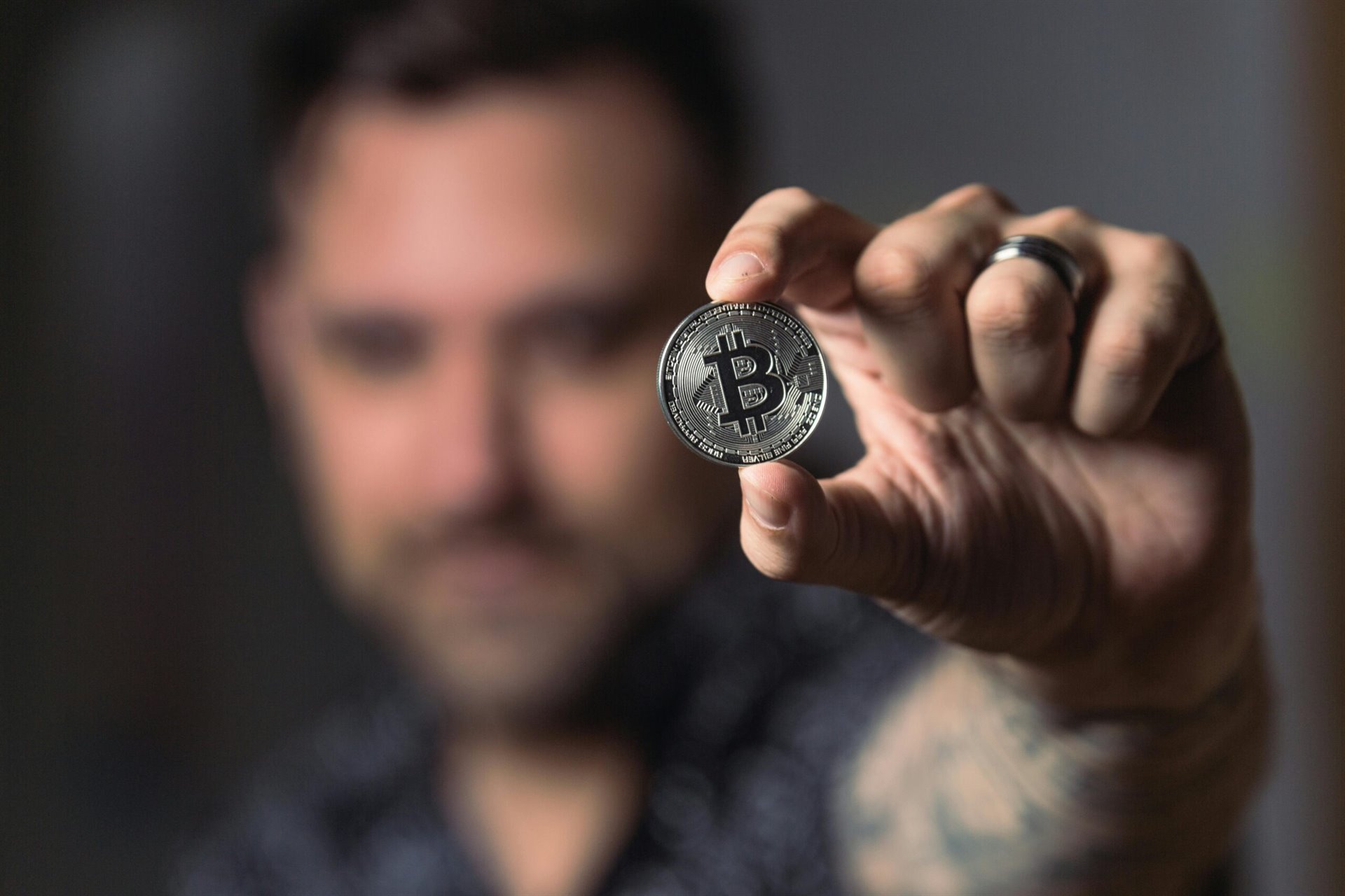 Bitcoin kvůli nejistotě na trhu pokračuje v pádu