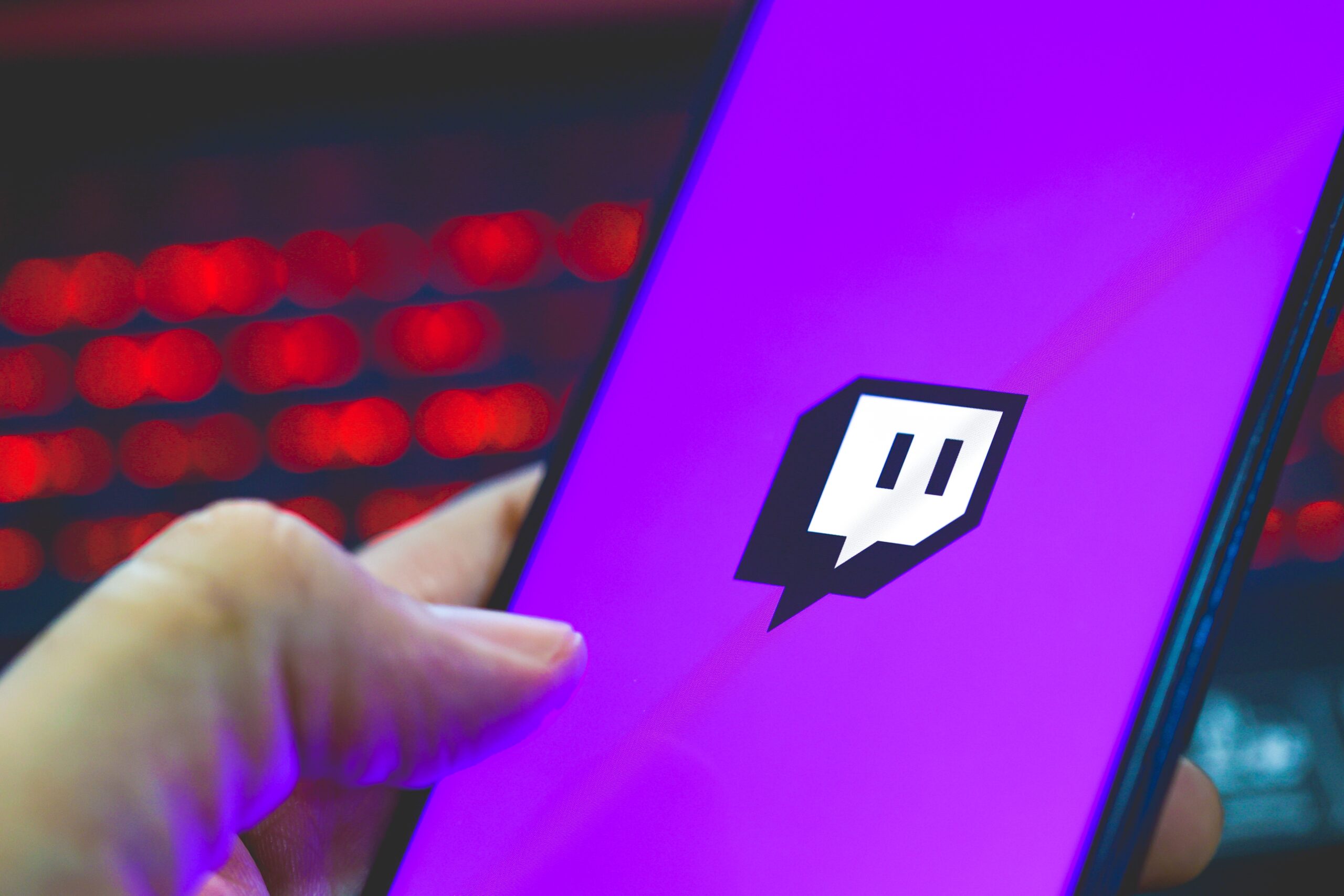 Twitch přehodnotil rozhodnutí odstranit hodiny obsahu. Čelí ale kritice streamerů