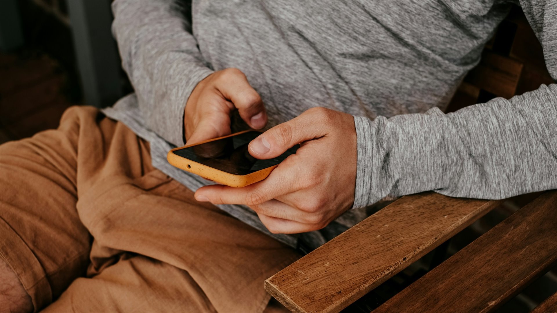 Sedmnáctiletý mladík vyrobil smartphone z recyklovaných materiálů