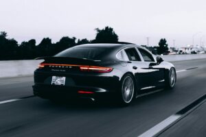 Porsche prolomilo vodíkový sen: Na silnice vyrazil nový druh motoru