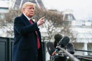 Trump může čelit žalobě kvůli uvalení cel na dovoz iPhonů z Asie