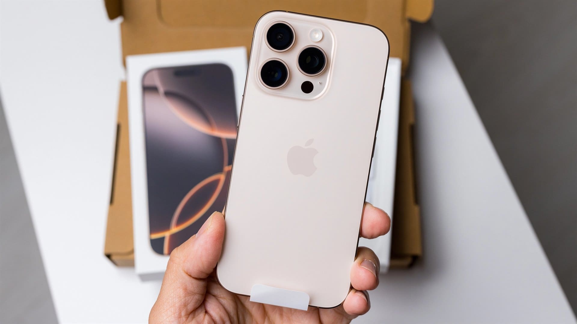 iPhone 16 je nejprodávanější telefon světa. Překonal i dražší modely Applu