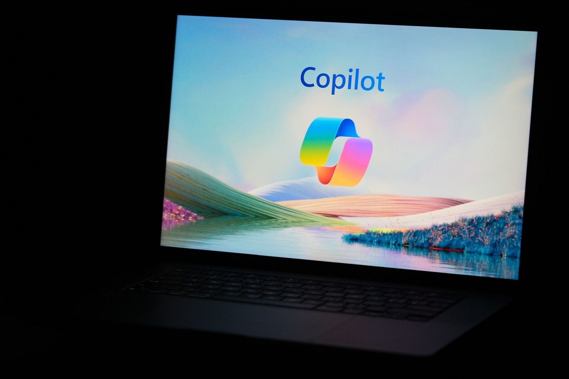 Copilot+ PC prý poráží MacBook. Microsoft si však pro srovnání vybral vyřazený model