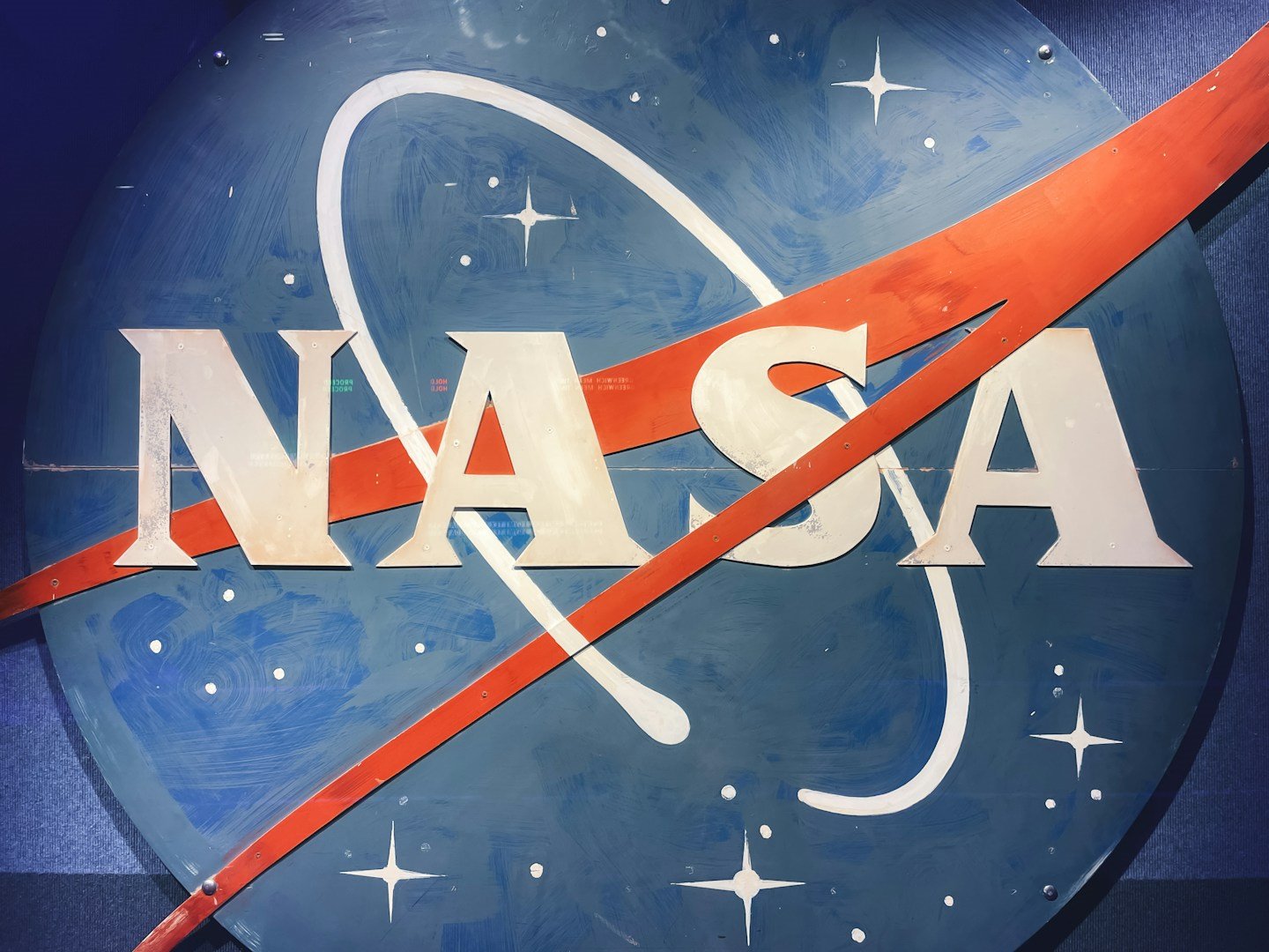 NASA v oceánu objevila podivnou zářící formu života: Je vidět až z vesmíru