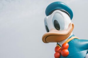 Plavání v penězích ve stylu strýčka Skrblíka  odporuje fyzikálním zákonům, ale není to nemožné