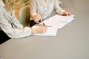 Noční můra pro zaměstnance EA: Po hromadném propuštění firma omezuje práci z domu