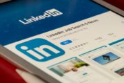 LinkedIn zavádí na platformu funkce generativní AI, které uživatelům pomohou s hledáním práce