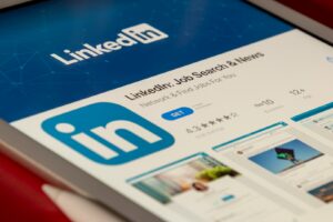 LinkedIn zavádí na platformu funkce generativní AI, které uživatelům pomohou s hledáním práce