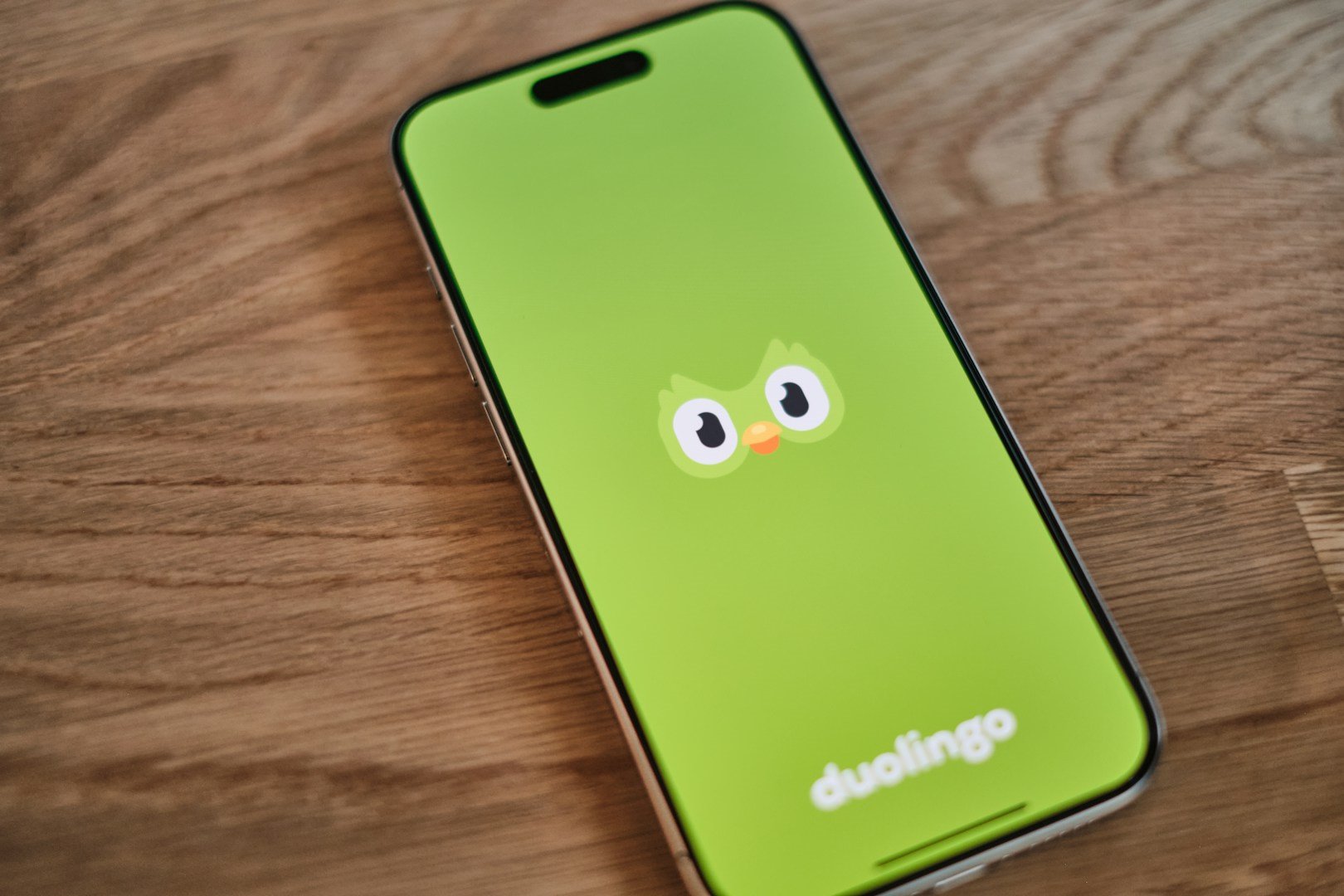 Duolingo přehodnocuje svůj přístup k AI a potvrzuje význam lidských pracovníků