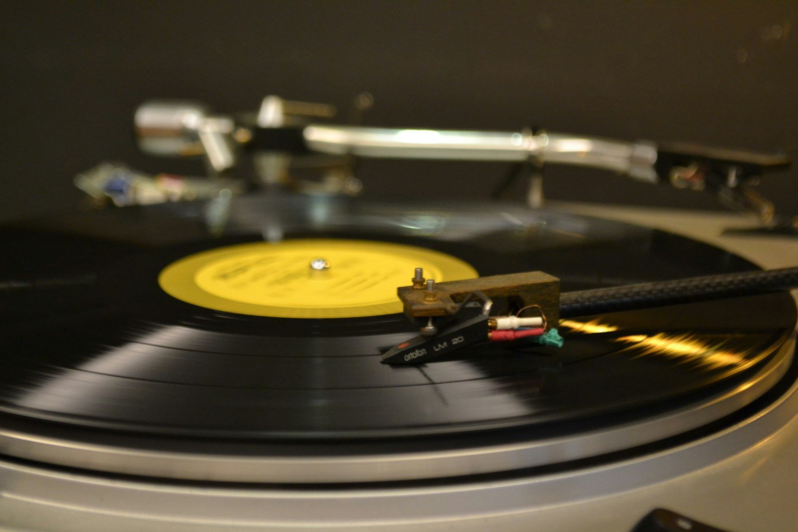 Evropská firma vyrobila netradiční gramofon, který přehrává vinyly zespodu