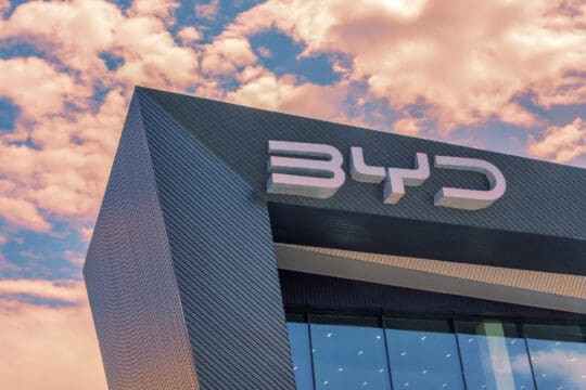 Čínský gigant BYD zvažuje vstup do Formule 1: Chce ovládnout světový trh skrze prestižní závody