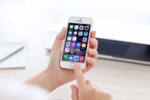 Váš iPhone umí víc, než si myslíte: Proměňte ho v tajnou flashku