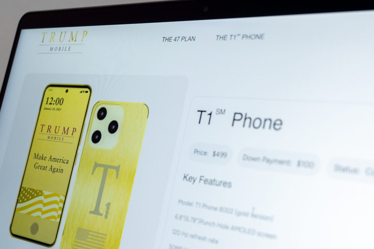 Designový horor v barvě dehydrované moči: Trumpův telefon je urážkou vkusu i peněženky