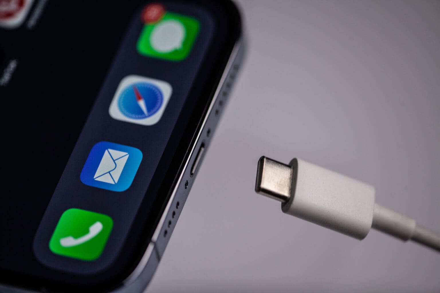 Kabel, co propojuje světy: iPhone se mění v univerzální nástroj
