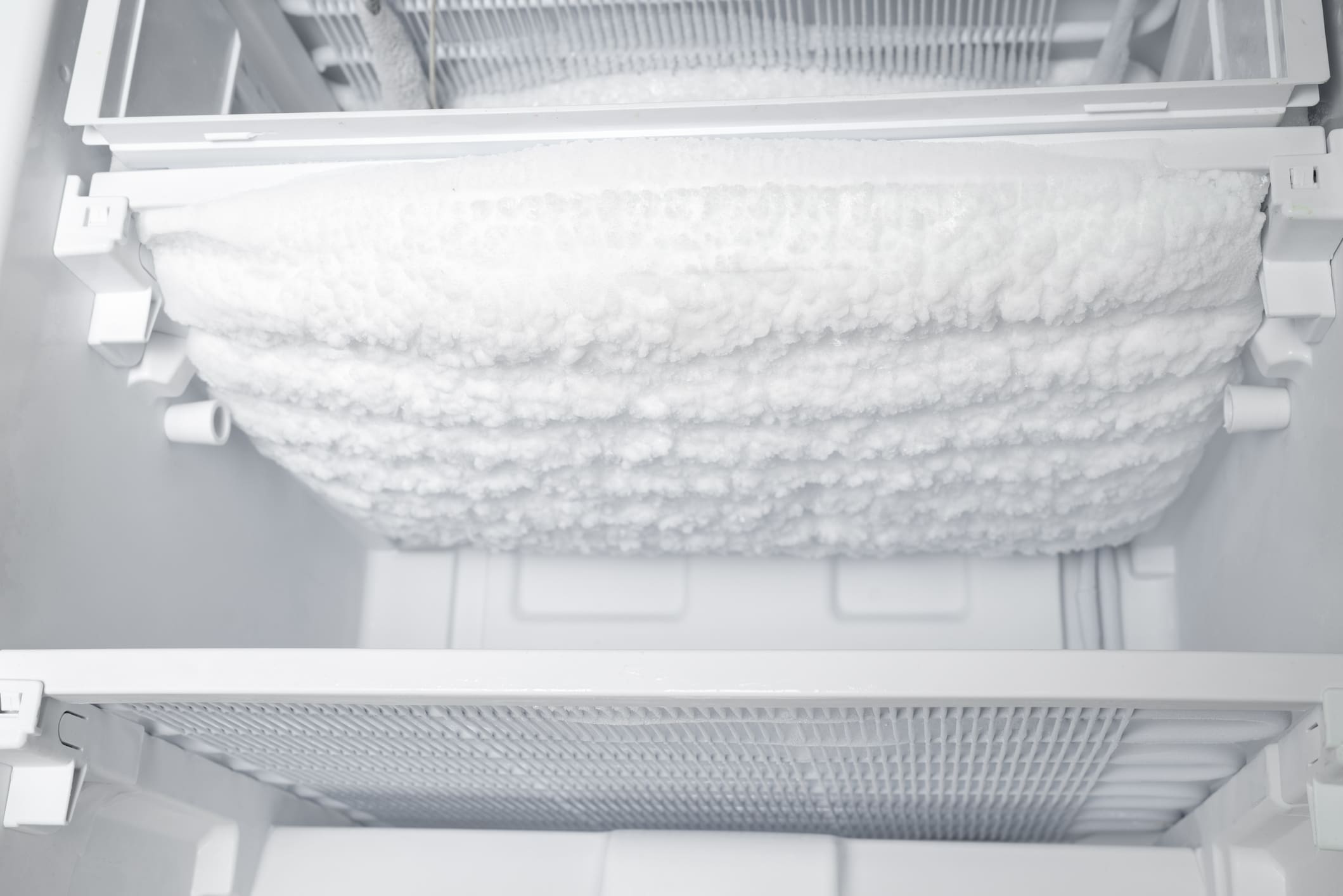 Jak snadno odstranit led z mrazničky během několika minut