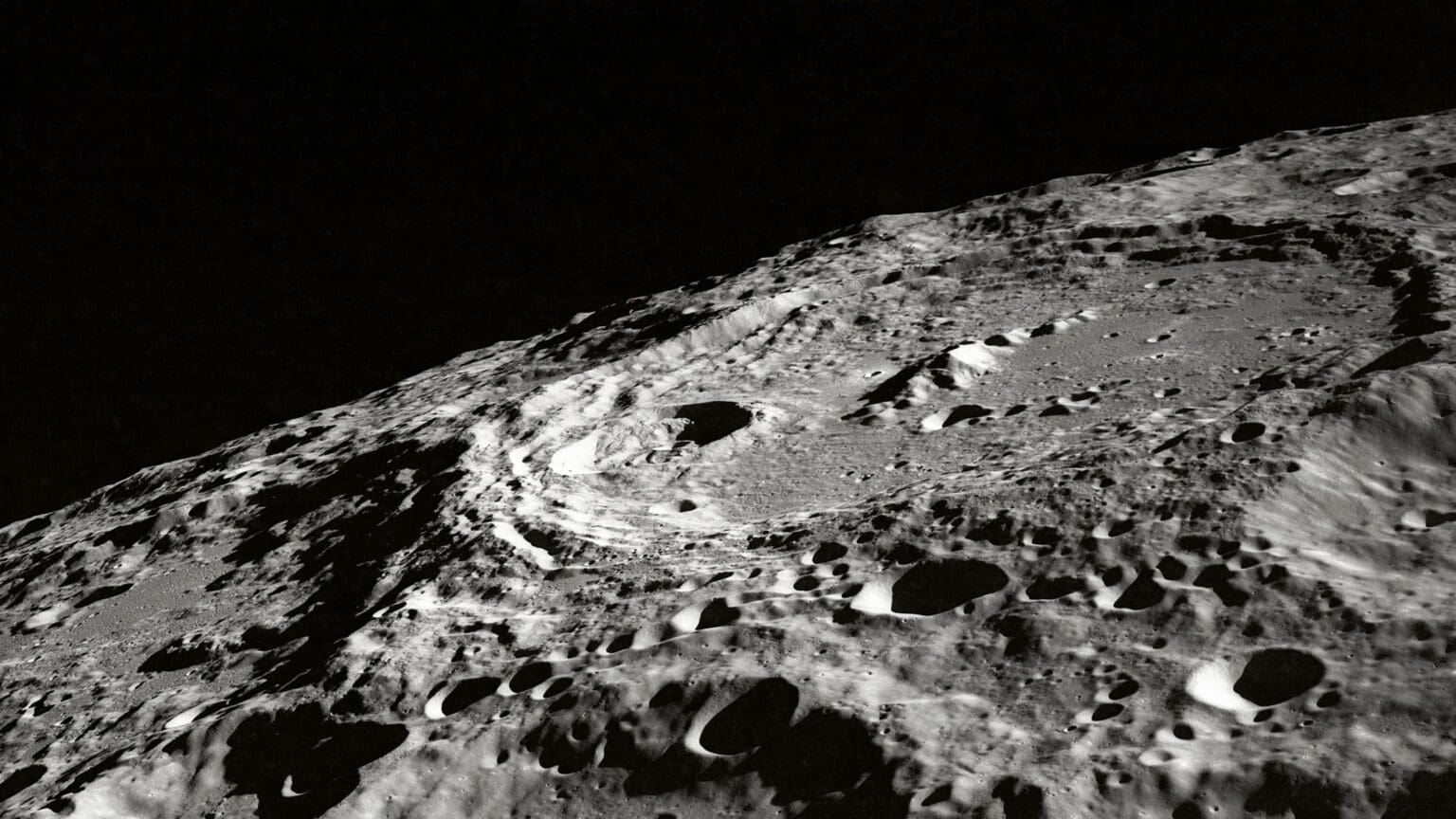 Vzorky z odvrácené strany Měsíce odhalují tajemství jeho vzniku