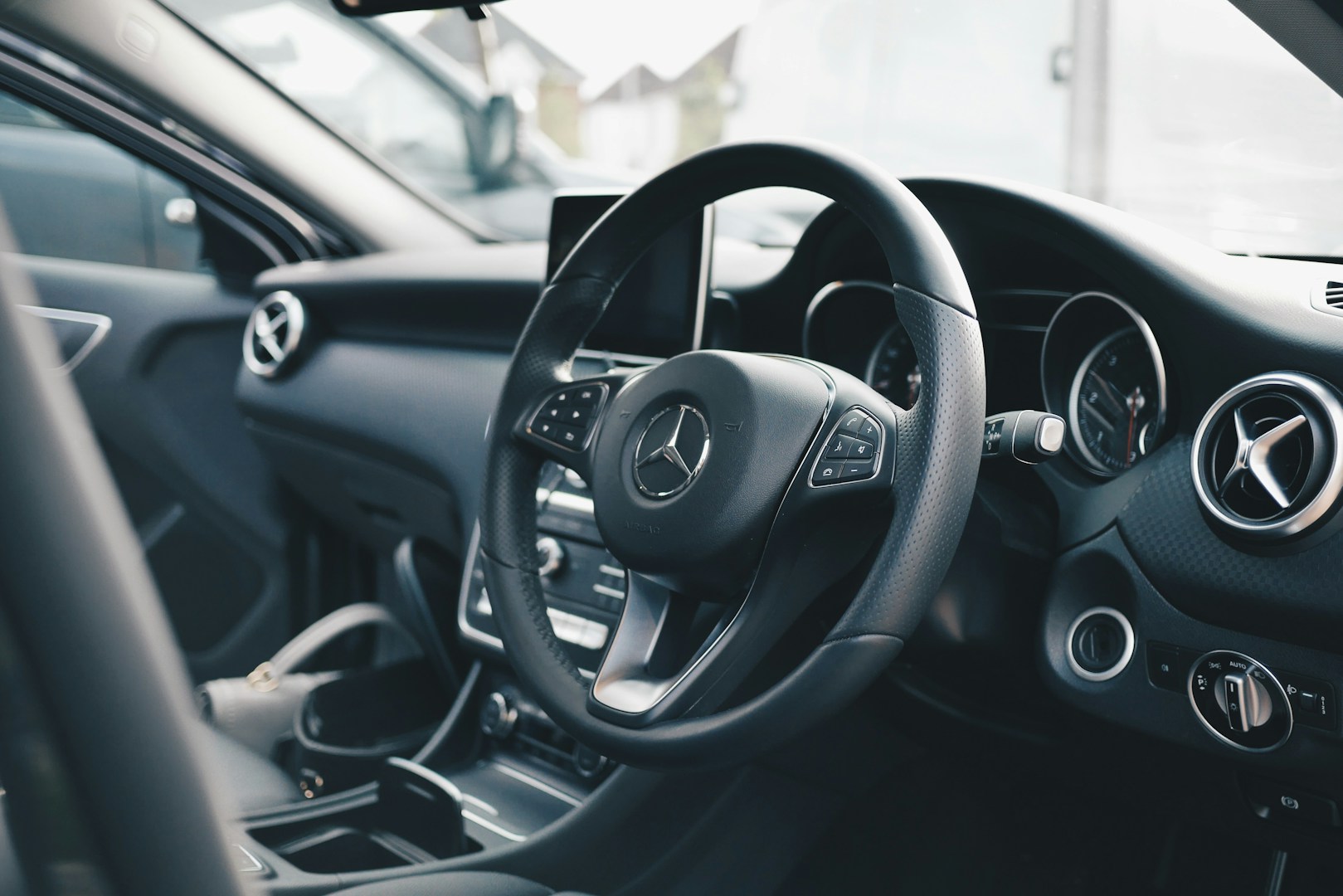Další rána pro luxusní značky: Mercedes svolává desítky tisíc vozů