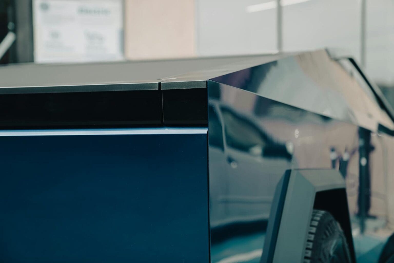 Spojené státy testují stíhačky na vozech Tesla Cybertruck. Neuhádnete proč