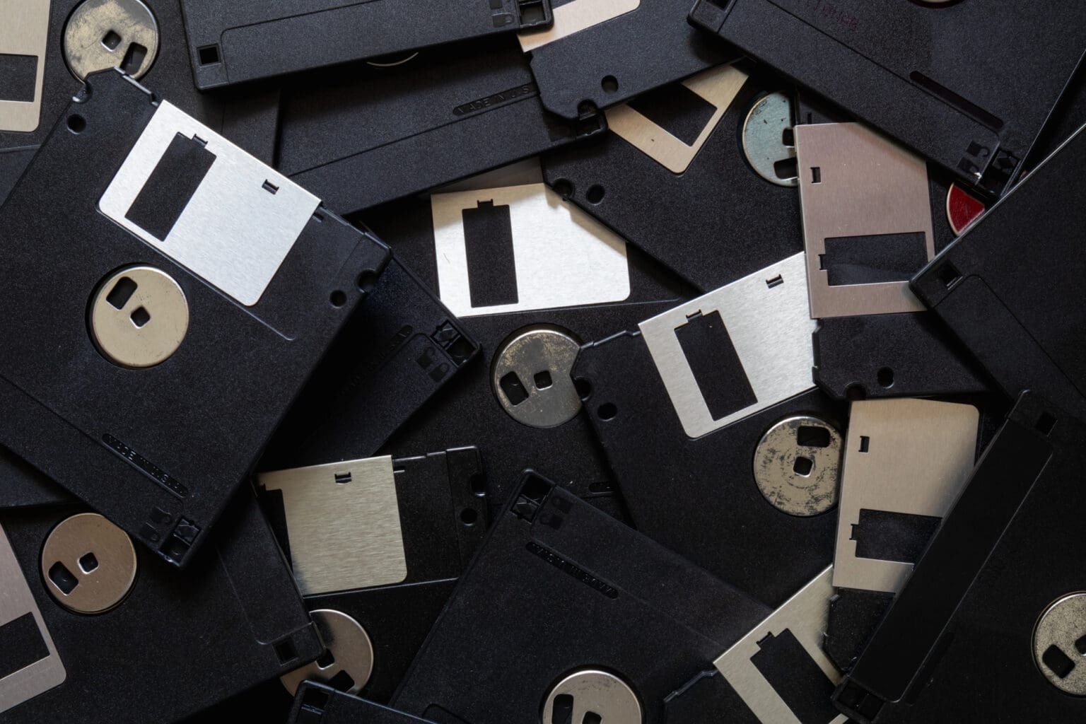 Youtuber se v roce 2025 pokusil doma vyrobit disketu. Toto je výsledek