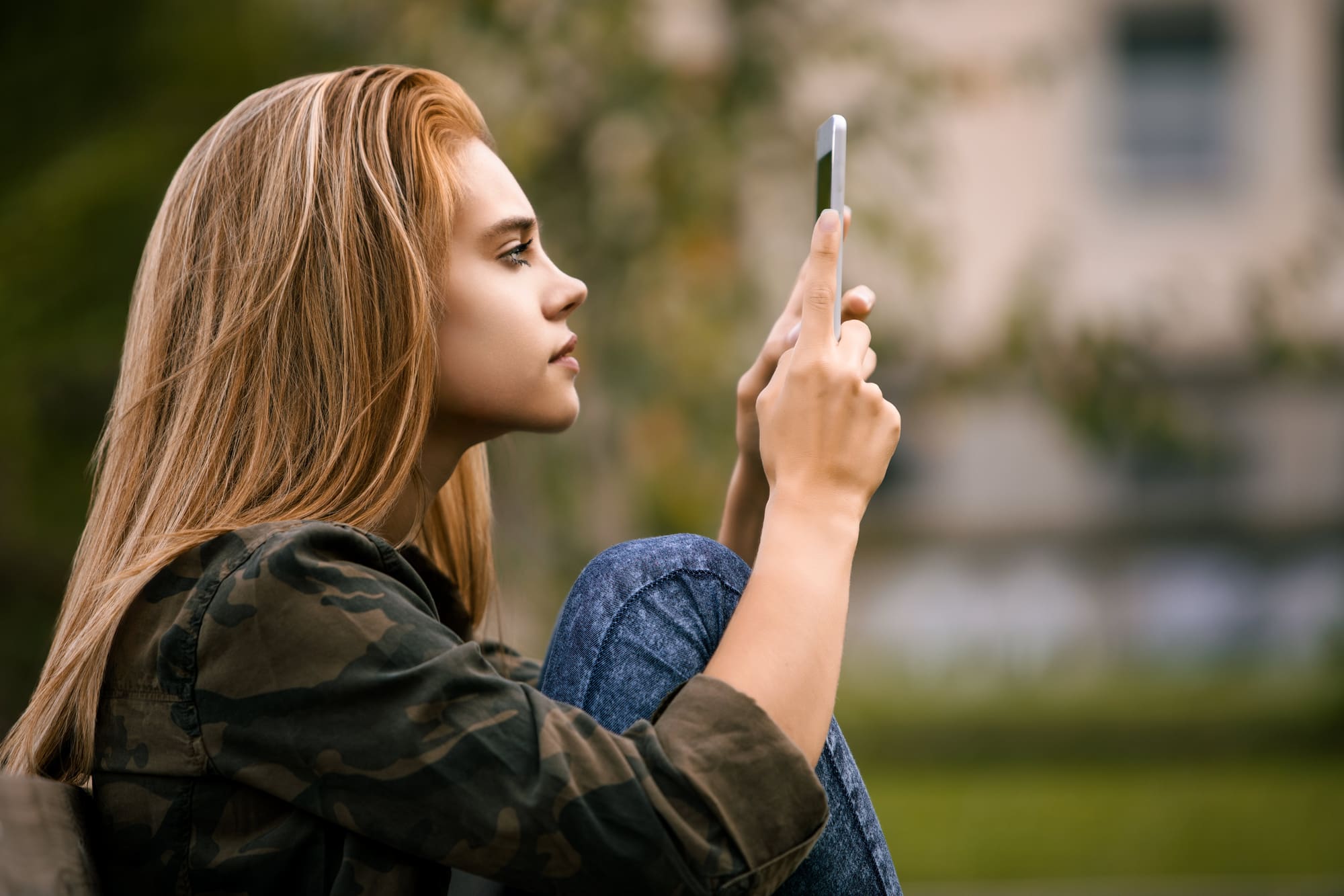 Zdraví mladých v ohrožení: Co způsobuje příliš času u telefonu